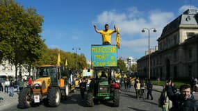 Des agriculteurs manifestent à Paris contre l'accord Mercosur de libre-échange entre l'Union européenne et les pays d'Amérique latine, le 14 octobre 2025