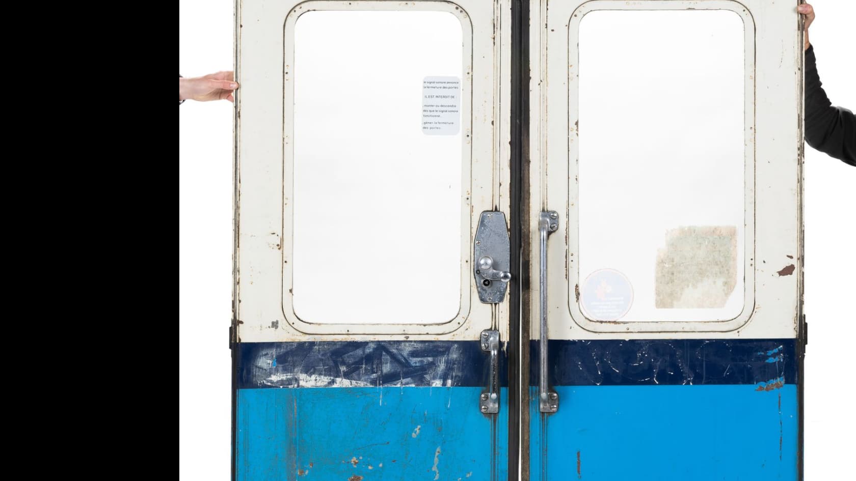 Paire de portes de voiture de métro datant de 1952, probablement repeintes en bleu roi en 1974. Estimation entre 300 et 500 euros Paire de portes de voiture de métro datant de 1952, probablement repeintes en bleu roi en 1974. Estimation entre 300 et 500 euros
