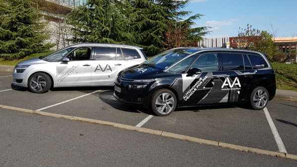 Deux prototypes de C4 Picasso équipés des capteurs nécessaires pour gérer la conduite autonome.