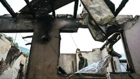 Un homme se tient à l'intérieur de sa maison détruite par des tirs d'artillerie pakistanais dans le village de Salamabad, à Uri, à environ 110 km de Srinagar, le 8 mai 2025.