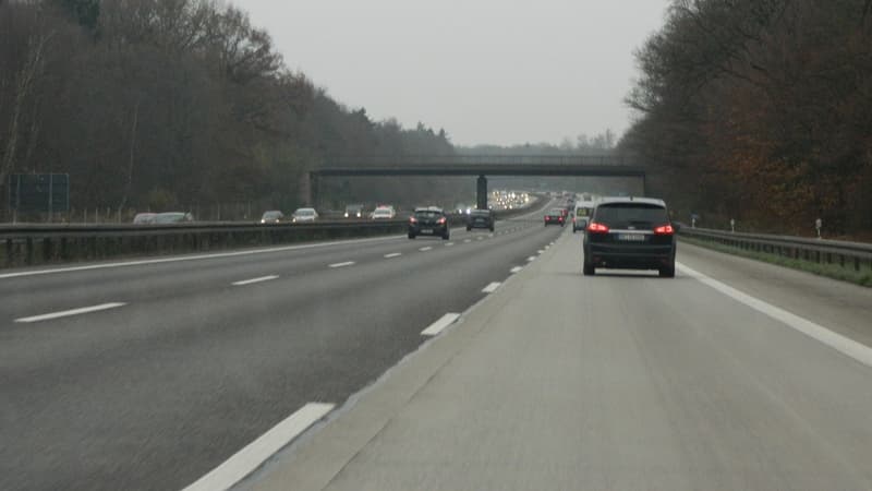 Un futur système de péage outre-Rhin prévoit l'instauration d'une vignette annuelle pour les routes et autoroutes nationales pour les voitures particulières.