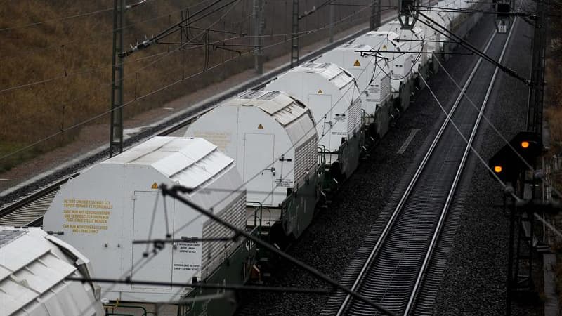Après avoir été immobilisé pendant près de 18 heures, le convoi ferroviaire de déchets radioactifs parti de France a pu reprendre sa route dimanche à travers le nord de l'Allemagne, vers sa destination finale, le centre de stockage de Gorleben. /Photo pri