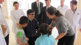 Le dissident chinois Chen Guangcheng entouré de sa femme et de ses enfants dans un hôpital de Pékin. L'opposant aveugle veut quitter la Chine pour les Etats-Unis en raison des craintes qu'il éprouve pour sa sécurité. Le sort de ce dissident, qui a passé s