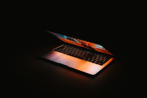 Le MacBook Pro est à prix réduit, c'est disponible sur un site e-commerce bien connu