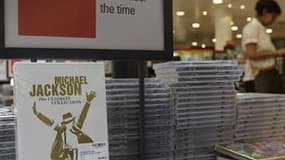 Décédé en juin 2009 à Los Angeles, Michael Jackson continue d'attirer les admirateurs et de générer des revenus annuels évalués à 275 millions de dollars par le magazine Forbes, ce qui en fait la célébrité morte qui génère le plus de revenu devant Elvis P