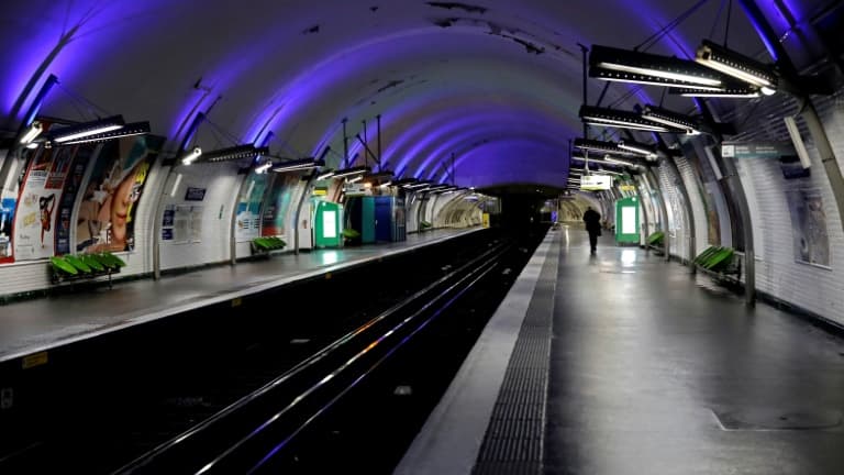Un homme marche sur le quai de la station de métro à Paris, le 1er avril 2020