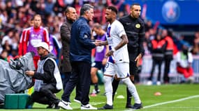 Christophe Galtier en discussion avec Neymar