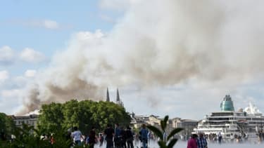 De la fumée s'élève dans les rues de Bordeaux, le 25 mai 2019