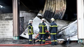 Des pompiers après l'incendie dans la caserne de gendarmerie à Grenoble le 21 septembre 2017