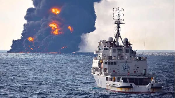 Un panache de fumée d'un kilomètre s'est élevé depuis le pétrolier en flammes.