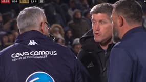 La tension était palpable au bord du terrain