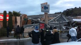 Le toit de d'un magasin Carrefour à Nice s'est à demi-effondré.