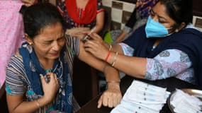 Une femme se fait vacciner contre le Covid-19, le 16 août 2021 à Amritsar, en Inde