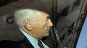 Départ de Dominique Strauss-Kahn pour l'un des sièges de la police judiciaire parisienne, dans le XIIIe arrondissement. L'ancien directeur général du FMI est confronté jeudi avec Tristane Banon, qui l'accuse de tentative de viol en 2003./Photo prise le 29