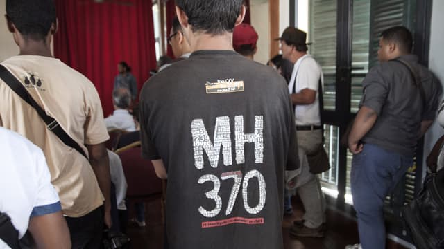 Des personnes assistent à une conférence de presse organisée par une association représentant les familles des disparus du MH370, le 5 décembre 2016 à Madagascar.