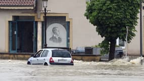 Une voiture au milieu des inondations (image d'illustration)