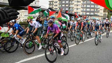 Les coureurs de la Vuelta devant des manifestants pro-Palestine, le 9 septembre 2025