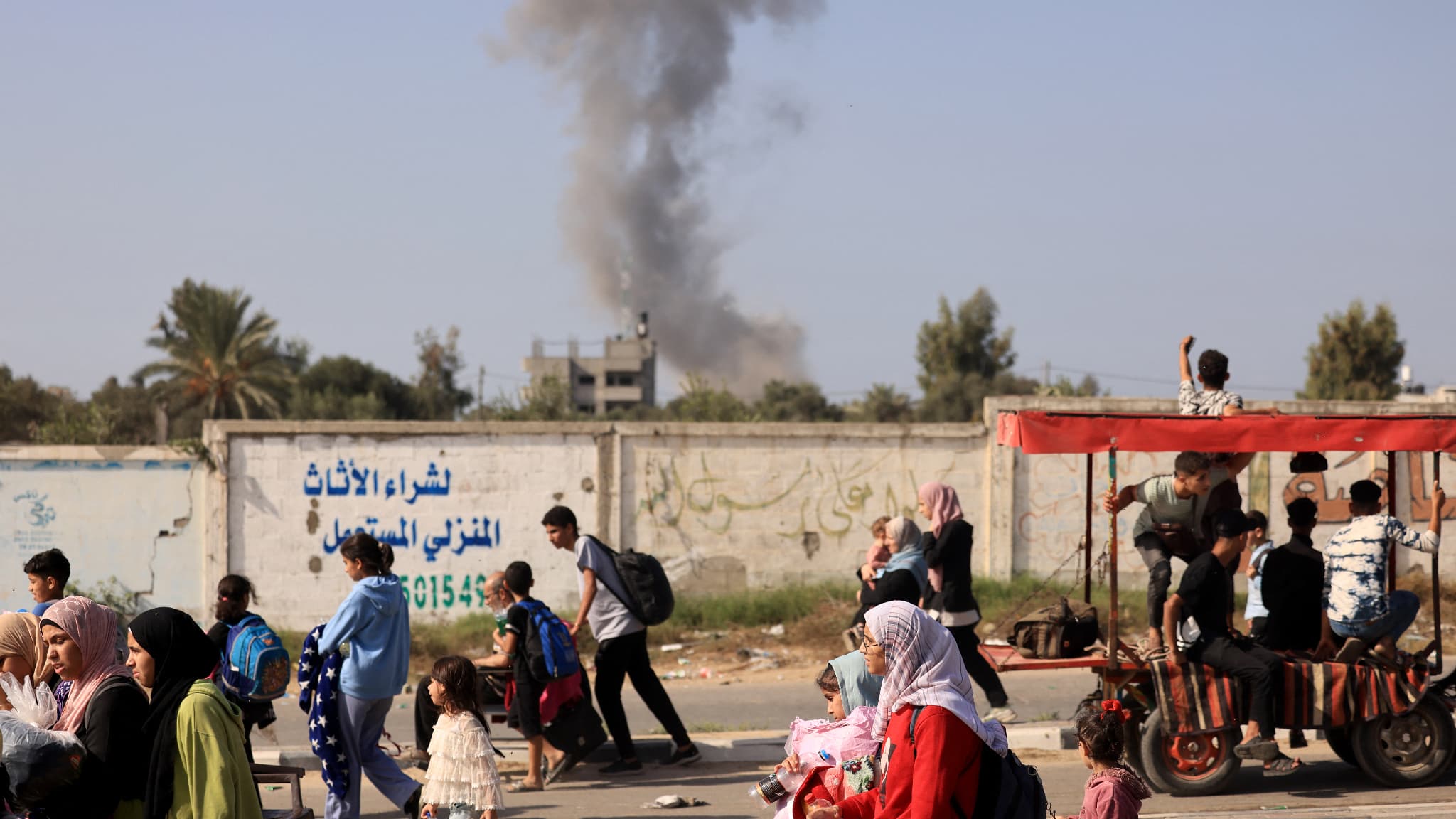Des familles palestiniennes le long d'une autoroute, fuyant le nord de la bande de Gaza pour le sud, le 9 novembre 2023.