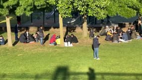 Des consommateurs de crack regroupés aux jardins d'Éole, le 19 mai 2021.