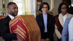 Un homme porte l'un des trois crânes Sakalava sous le regard de Rachida Dati (à gauche), accompagnée de son homologue malgache Volamiranty Donna Mara, lors d'une cérémonie de restitution à Madagascar, au ministère de la Culture à Paris, le 26 août 2025.