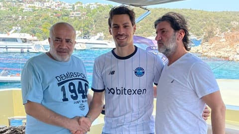 Benjamin Stambouli avec le maillot de l'Adana Demirspor Benjamin Stambouli avec le maillot de l'Adana Demirspor
