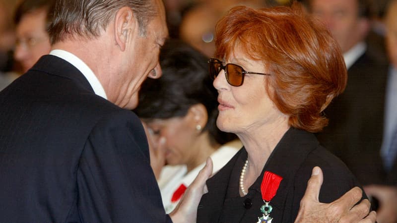 Le président Jacques Chirac remet le 12 mai 2003 la médaille de la Légion d'Honneur à Marion Sarraut