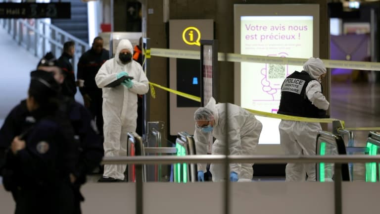 Des experts de la police scientifique sur les lieux d'une attaque à la Gare de Lyon, le 3 février 2024 à Paris