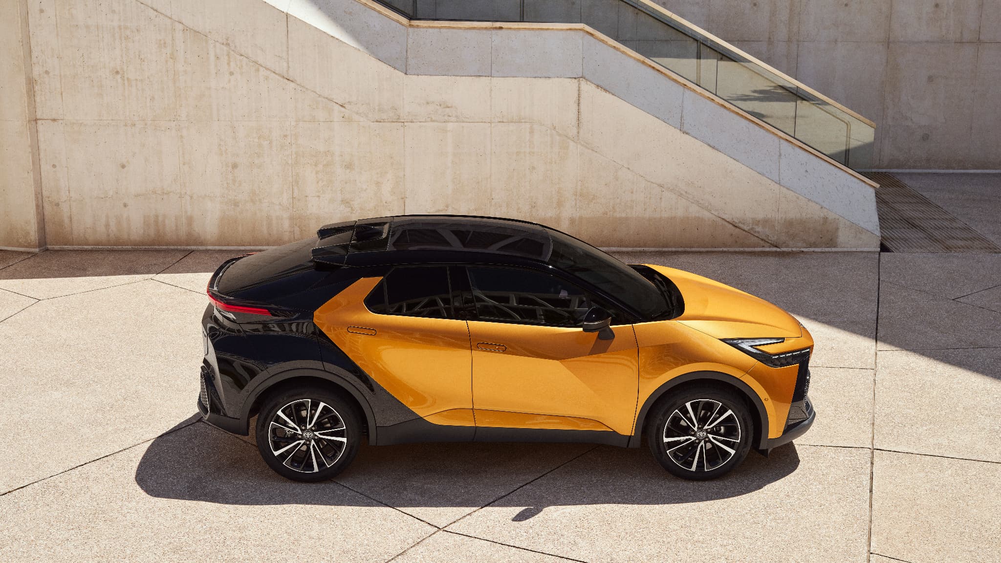 Une carrosserie bicolore assez originale pour ce C-HR II. Une carrosserie bicolore assez originale pour ce C-HR II.
