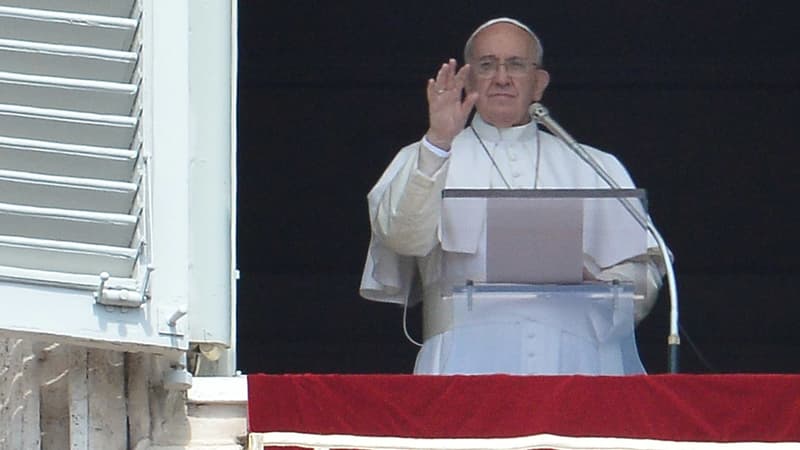 Le pape a exprimé sa "plus vive douleur" après le naufrage d'un chalutier chargé de migrants.