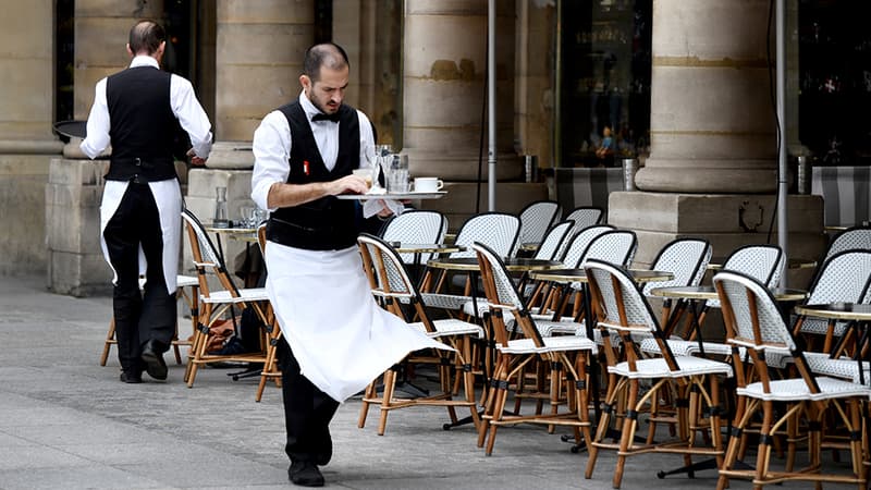 Une terrasse de café place du Palais Royal à Paris. 