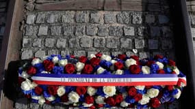 Couronne de fleurs déposée sur des rails à Drancy. François Hollande a inauguré vendredi le mémorial de la Shoah de Drancy, d'où furent déportés plus de 60.000 juifs vers les camps de la mort, invitant à transmettre le souvenir de la déportation, ce "crim