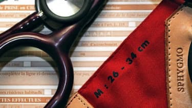 Un stéthoscope et un tensiomètre dans un cabinet médical (image d'illustration)