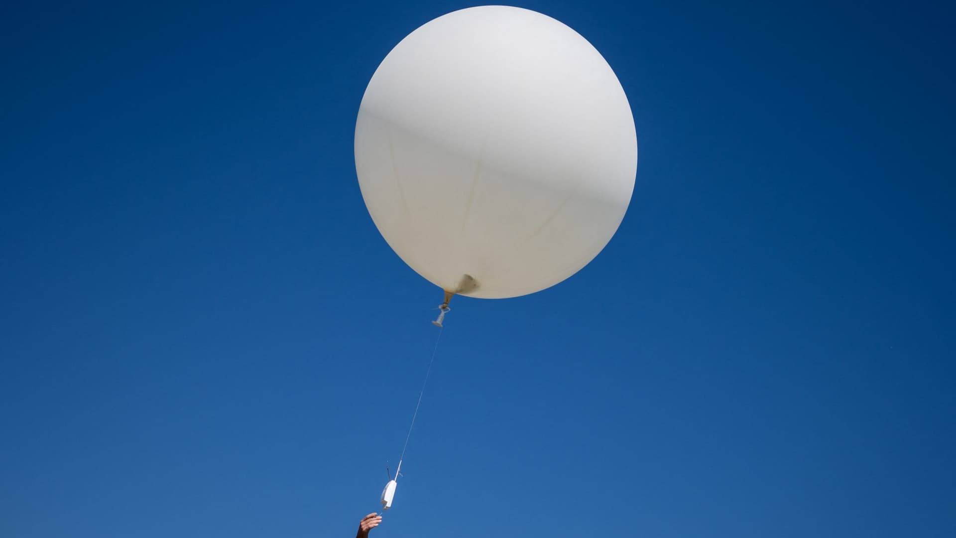 Un objet mystérieux percute le pare-brise d'un Boeing en plein vol et blesse le pilote: il ne s'agissait pas d'un débris spatial mais d'un ballon météo