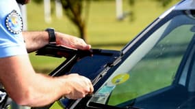 Un gendarme contrôle une vignette "Crit'Air" sur une voiture, le 27 juin 2019 à Saint-Quentin-Fallavier, près de Lyon