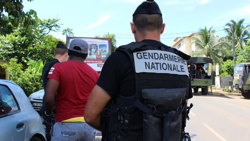 Gendarmes grièvement blessés à Mayotte: "Ils se sont précipités sur eux et les ont agressés avec une violence extrême"
