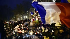 Fleurs, bougies et drapeau tricolore place de la République le 22 novembre 2015 à Paris