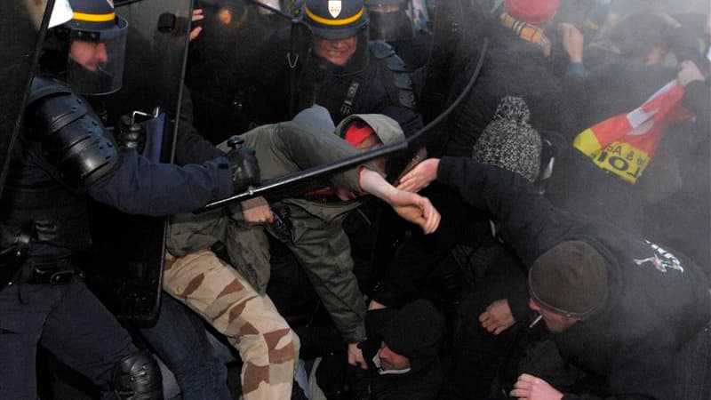 Les forces de l'ordre ont procédé jeudi à l'évacuation d'environ 200 personnes qui manifestaient à Saint-Just-Saint-Lambert (Loire) devant la salle où Nicolas Sarkozy doit tenir un meeting électoral. D'importants renforts de CRS ont utilisé des gaz lacrym