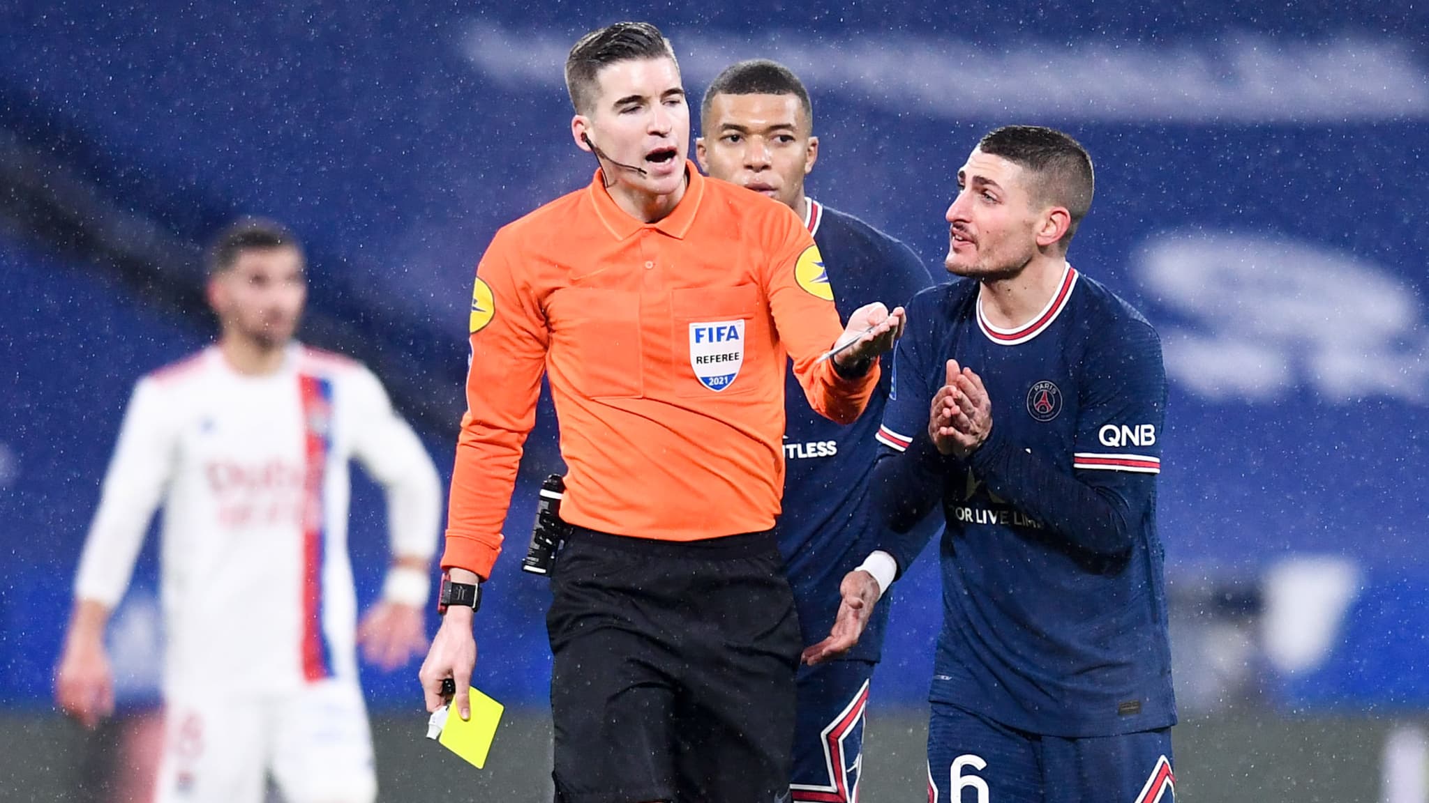 Marco Verratti discute avec l'arbitre, M.Letexier Marco Verratti discute avec l'arbitre, M.Letexier