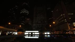 Le quartier des affaires de Hong Kong, plongé dans une obscurité quasi totale à l'occasion de l'opération "Une heure pour sauver la planète". Cette initiative consistant à éteindre les lumières pendant une heure prend cette année une dimension particulièr
