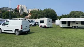 Caravanes sur le terrain de rugby de Saint-Menet à Marseille (11e arrondissement)