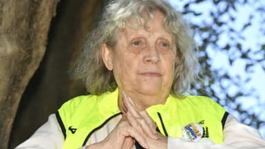 La militante Geneviève Legay lors d'une conférence de presse, le 29 avril 2020 à l'hôpital Cimiez, à Nice, plus d'un mois après avoir chuté lors d'une manifestation des "gilets jaunes"