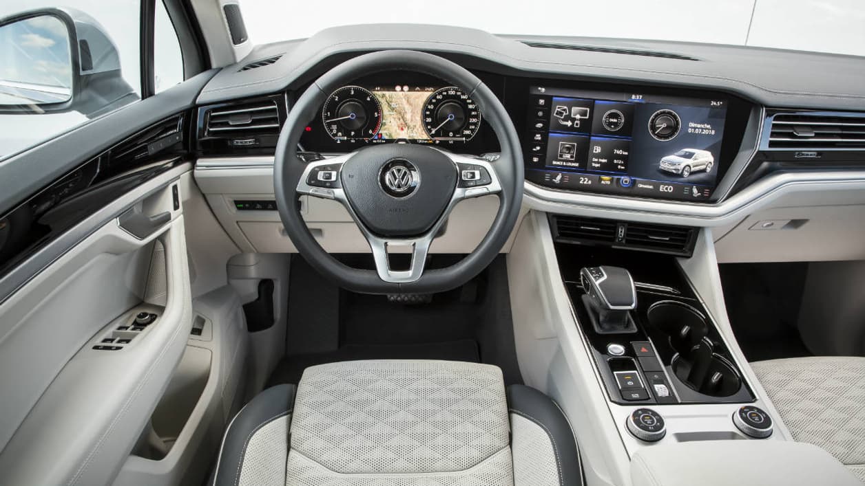 L'Innovision Cockit associe le Digital Cockpit (écran des compteurs) de 12,3 pouces au Discover Premium de 15 pouces. Ses points forts: une très bonne définition d'écran et une réponse au toucher quasi-parfaite (le cas chez VW depuis quelques années). L'Innovision Cockit associe le Digital Cockpit (écran des compteurs) de 12,3 pouces au Discover Premium de 15 pouces. Ses points forts: une très bonne définition d'écran et une réponse au toucher quasi-parfaite (le cas chez VW depuis quelques années).