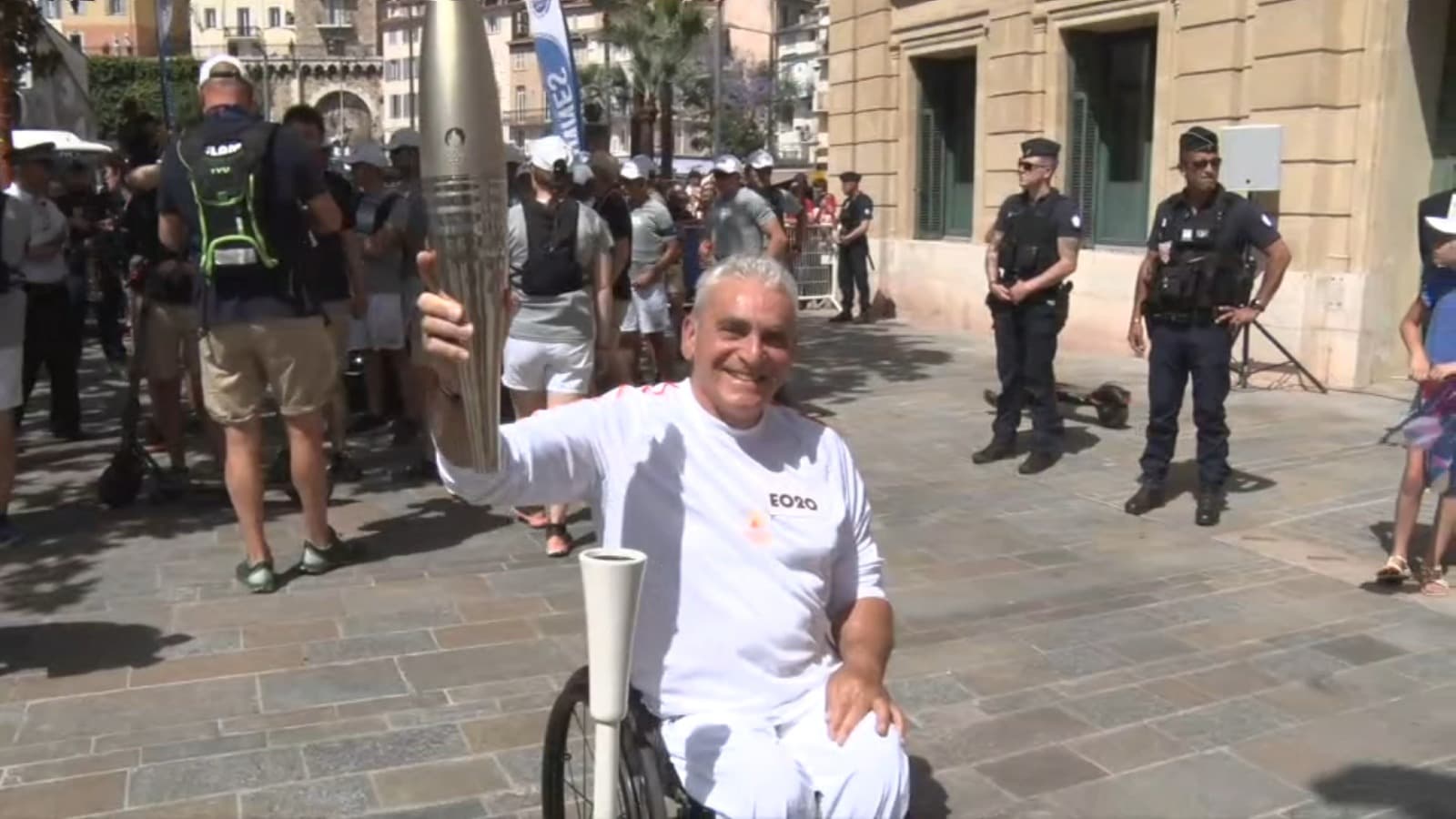 Alexandre Farrugia, athlète paralympique, premier relayeur de la flamme olympique à Cannes le mardi 18 juin 2024. Alexandre Farrugia, athlète paralympique, premier relayeur de la flamme olympique à Cannes le mardi 18 juin 2024.