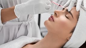 Une femme recevant une injection de Botox dans le front (illustration)