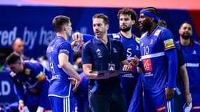 Guillaume Gille discute avec Aymeric Minne, Nedim Remili et Dika Mem lors du match France-Qatar (37-19, Mondial), le 14 janvier 2025
