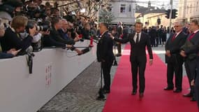 Emmanuel Macron a salué Viktor Orban en pleine interview au sommet européen de Salzbourg. 
