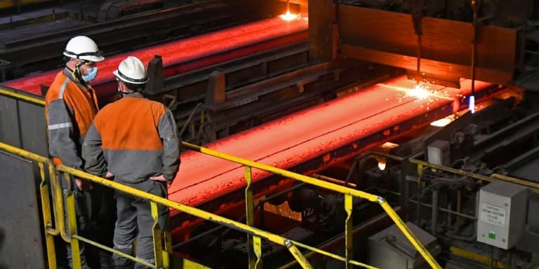 Des brames d'acier en fusion dans l'usine ArcelorMittal de Dunkerque, le 11 février 2022
