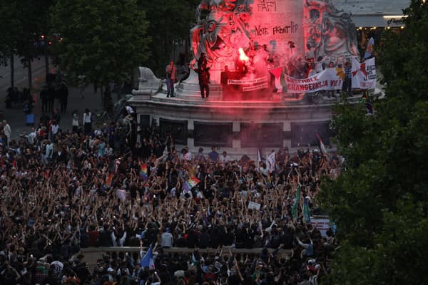 Des manifestants se réunissent après l'annonce des résultats du premier tour des élections législatives, place de la République à Paris, le 30 juin 2024.