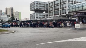 A la préfecture des Alpes-Maritimes, plusieurs centaines d’ukrainiens attendent.