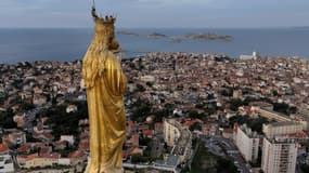 La statue dorée de la Vierge Marie au sommet de la basilique Notre-Dame de la Garde à Marseille, le 23 janvier 2025